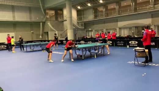中国女子の練習を見る劉国梁と馬琳｜卓球ワールドカップ団体戦2019